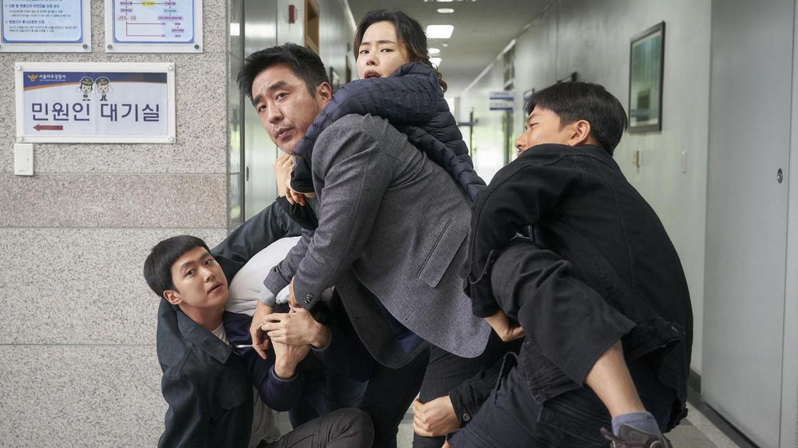 Кадр из корейского комедийного фильма «Экстремальная работа»