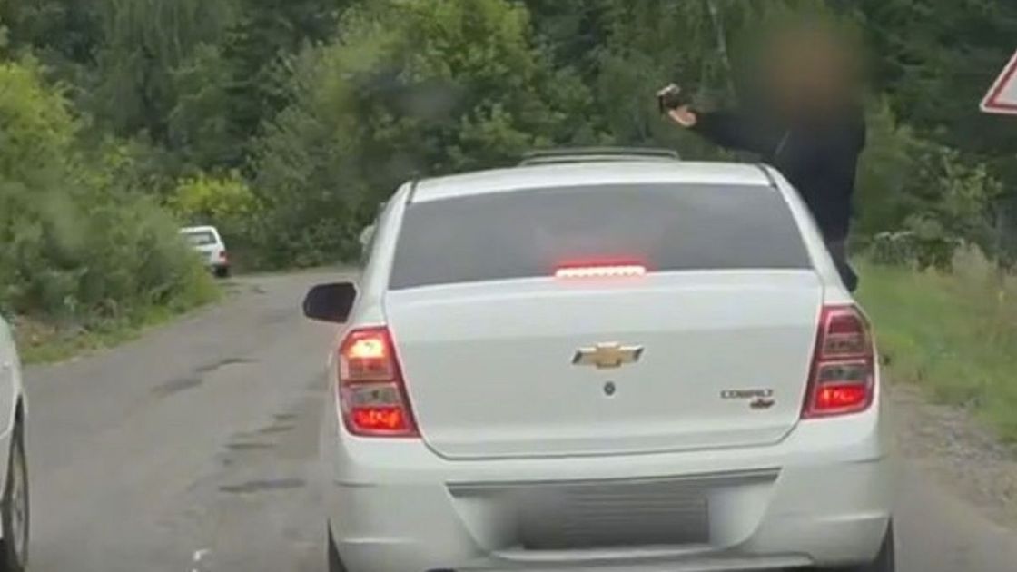 Автомобиль с девушкой