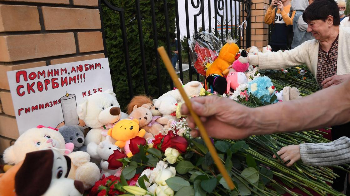 Цветы и свечи в память погибшим в школе в Казани Цветы и свечи в память погибшим в школе в Казани