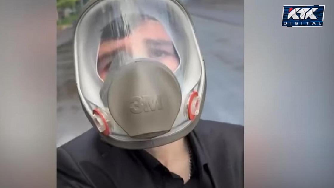 Мужчина в противогазе