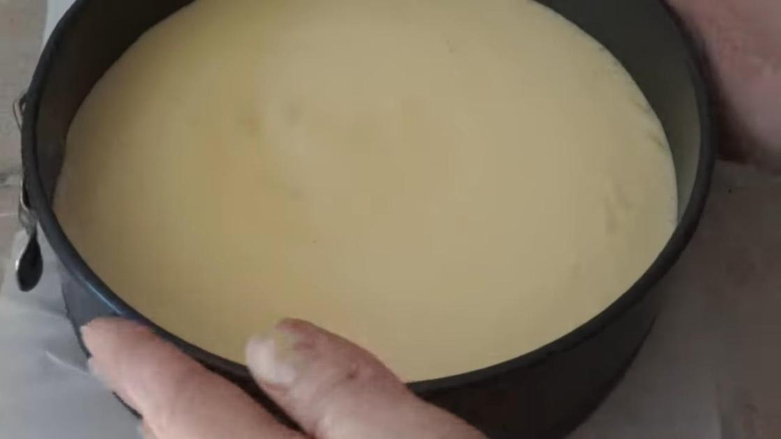 Бисквитное тесто в форме для выпекания