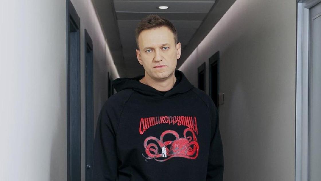 Алексей Навальный стоит в коридоре