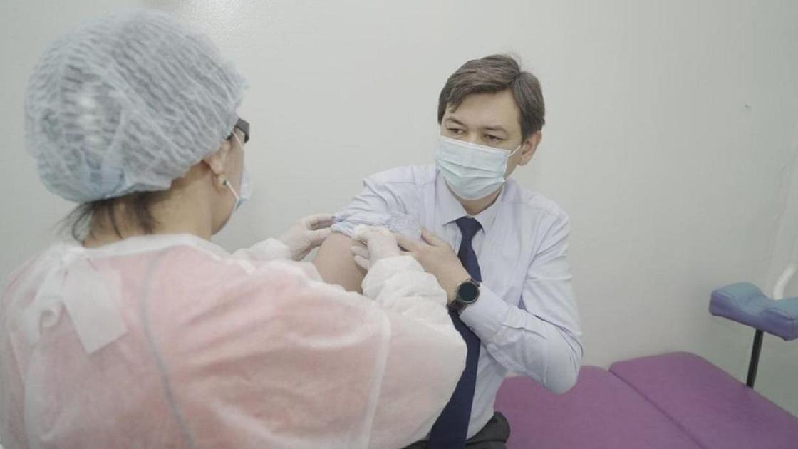 Ерлан Қиясов коронавирусқа қарсы вакцинаның екінші дозасын алды