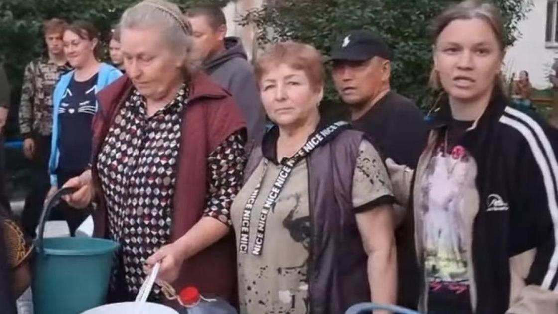 Жители села стоят с ведрами в очереди за водой