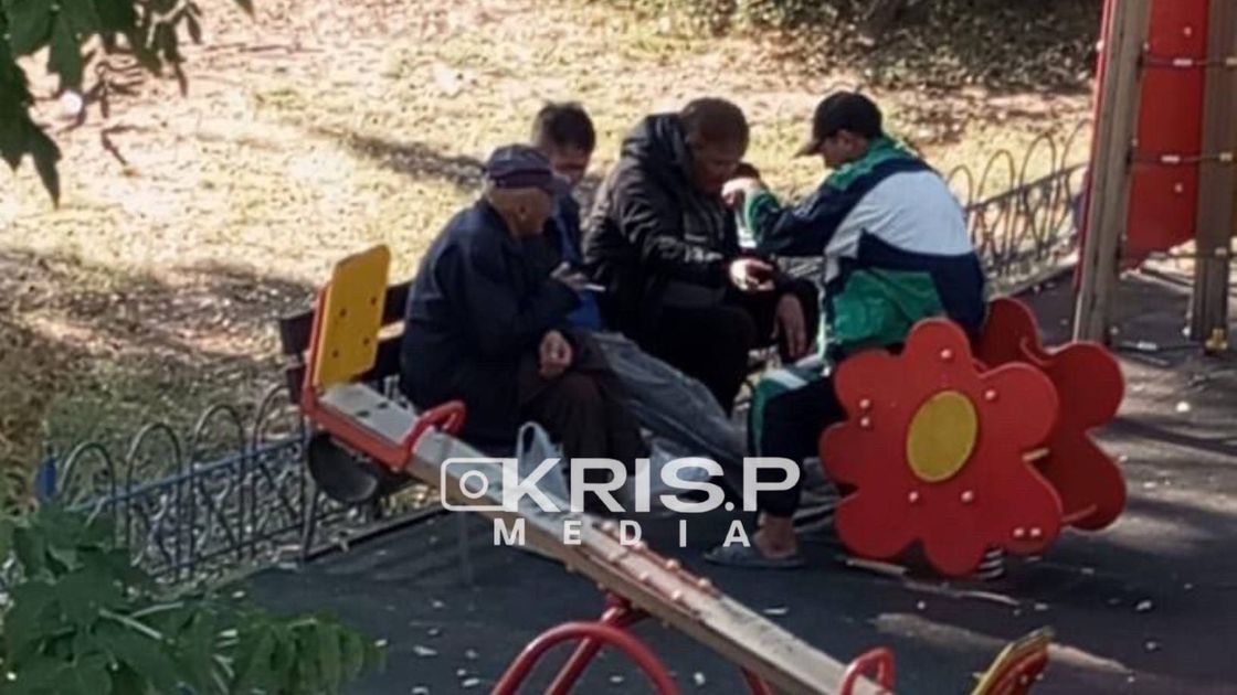 Мужчины на детской площадке