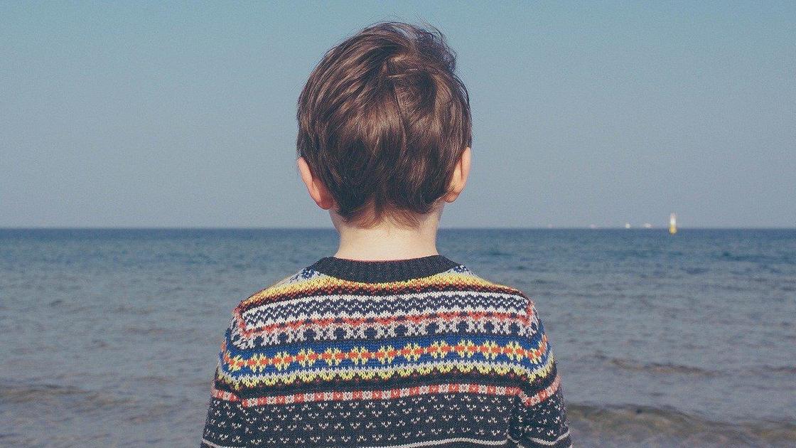 Мальчик смотрит на море
