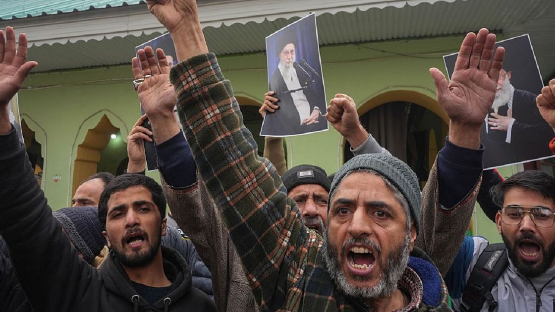Участники проправительственного митинга в Иране