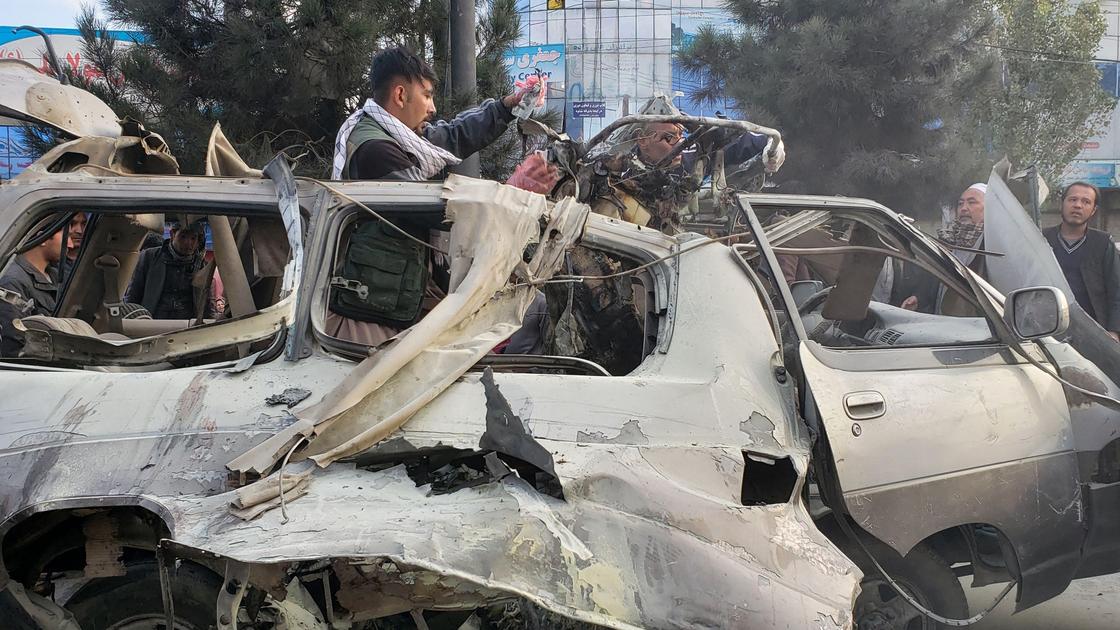 Автомобиль после взрыва в Кабуле