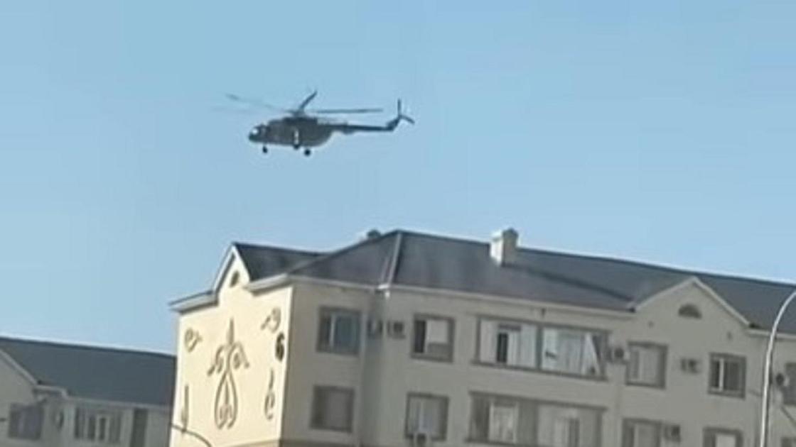 Вертолет летает над Актау