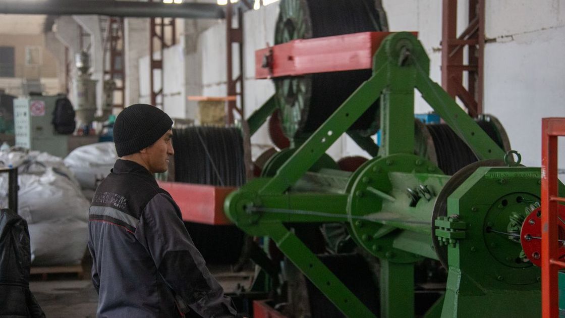 Рабочий на заводе