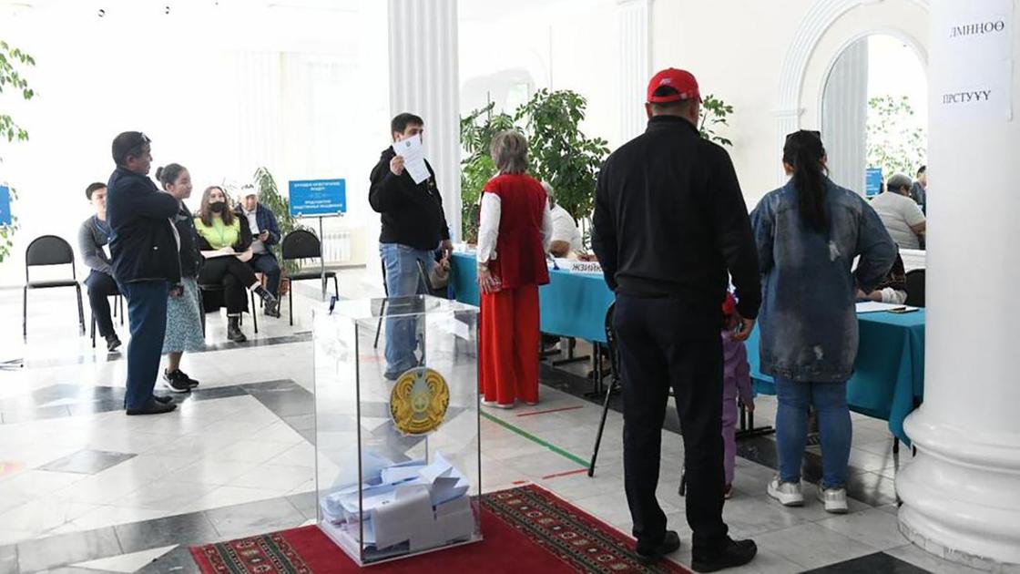 Астанчане голосуют на референдуме
