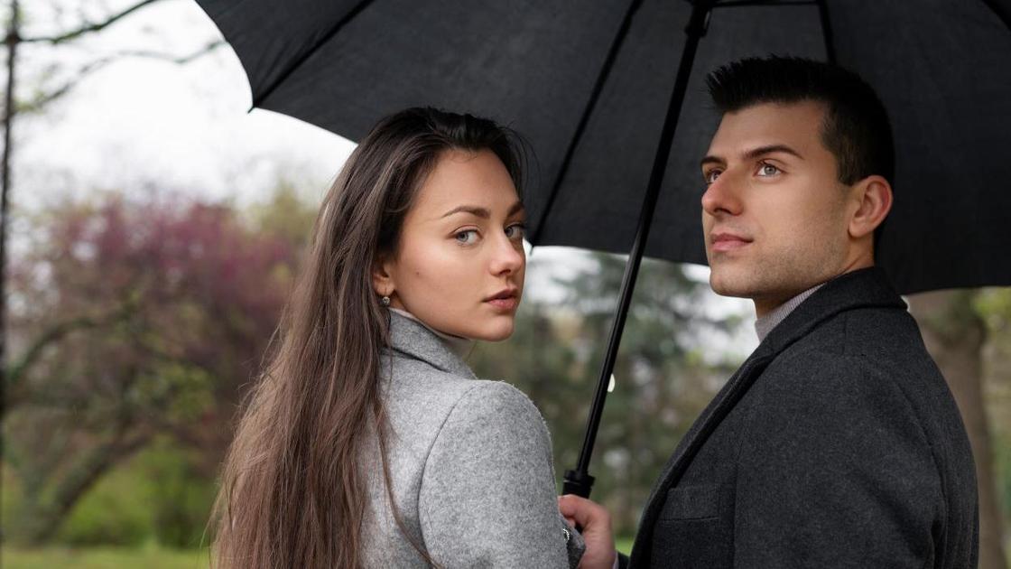 Парень с девушкой под зонтом