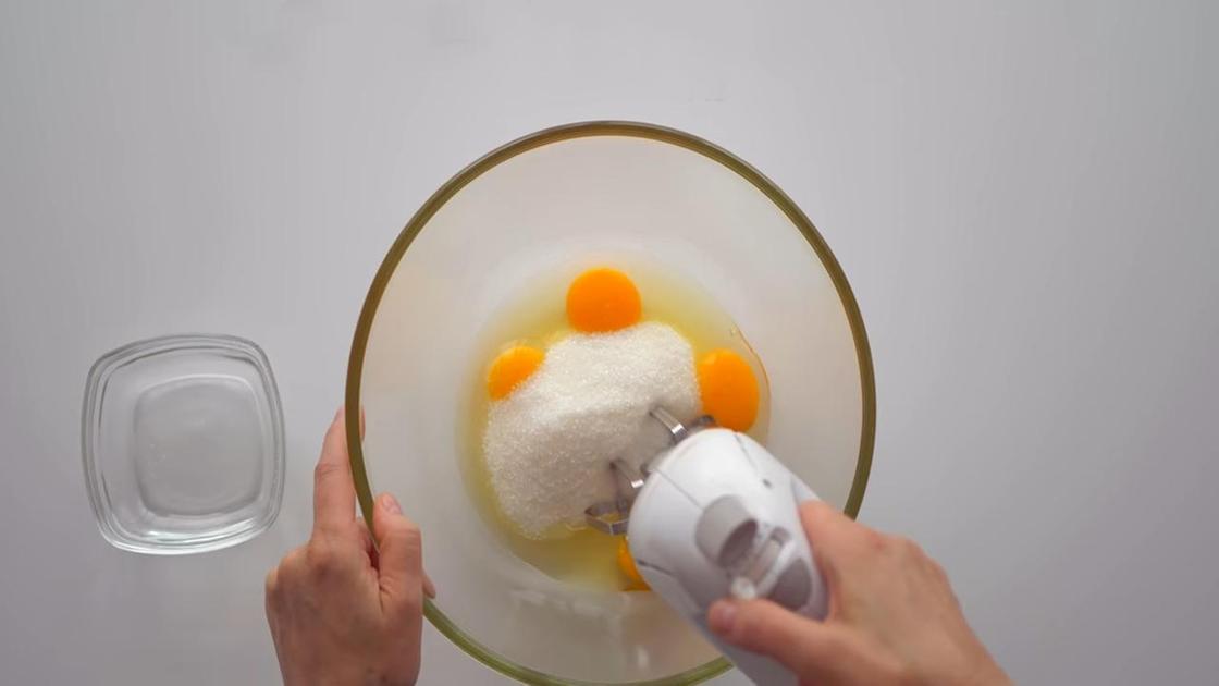 В стеклянной миске миксером взбивают яйца с сахаром
