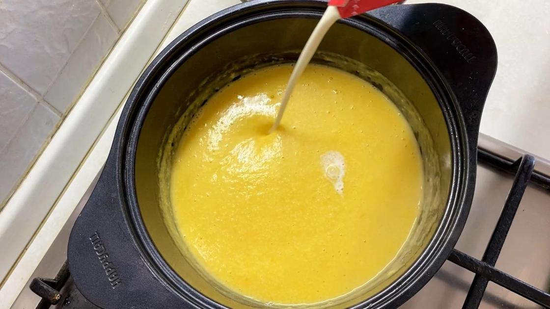 Вливание сливок в суп