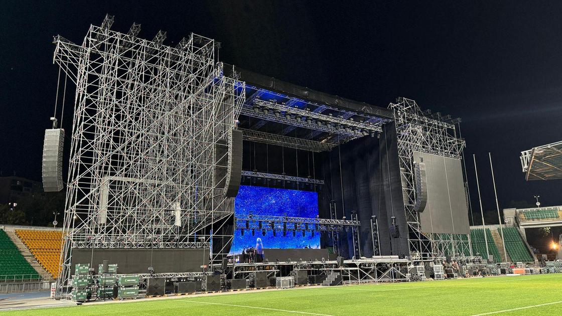 Сцена на стадионе в Алматы