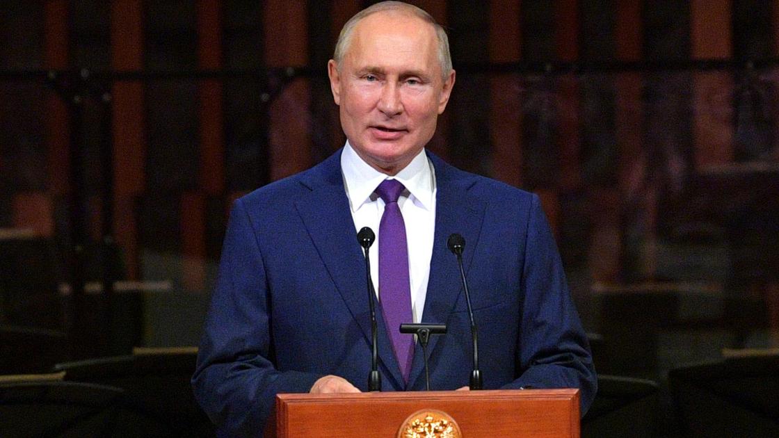 Путин выступает за трибуной
