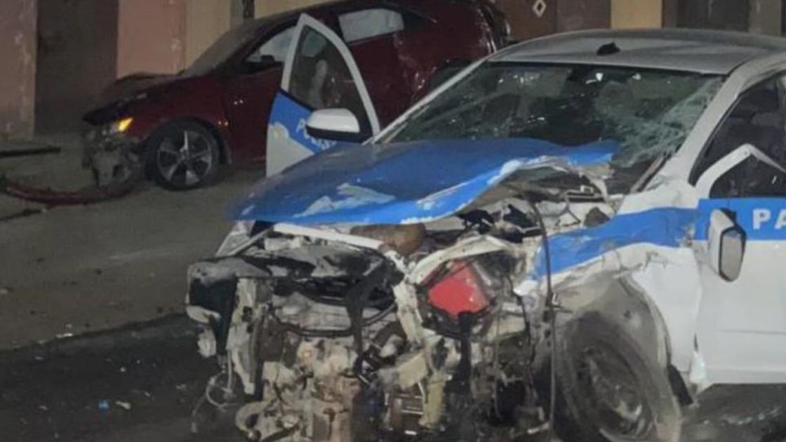 Поврежденный полицейский автомобиль