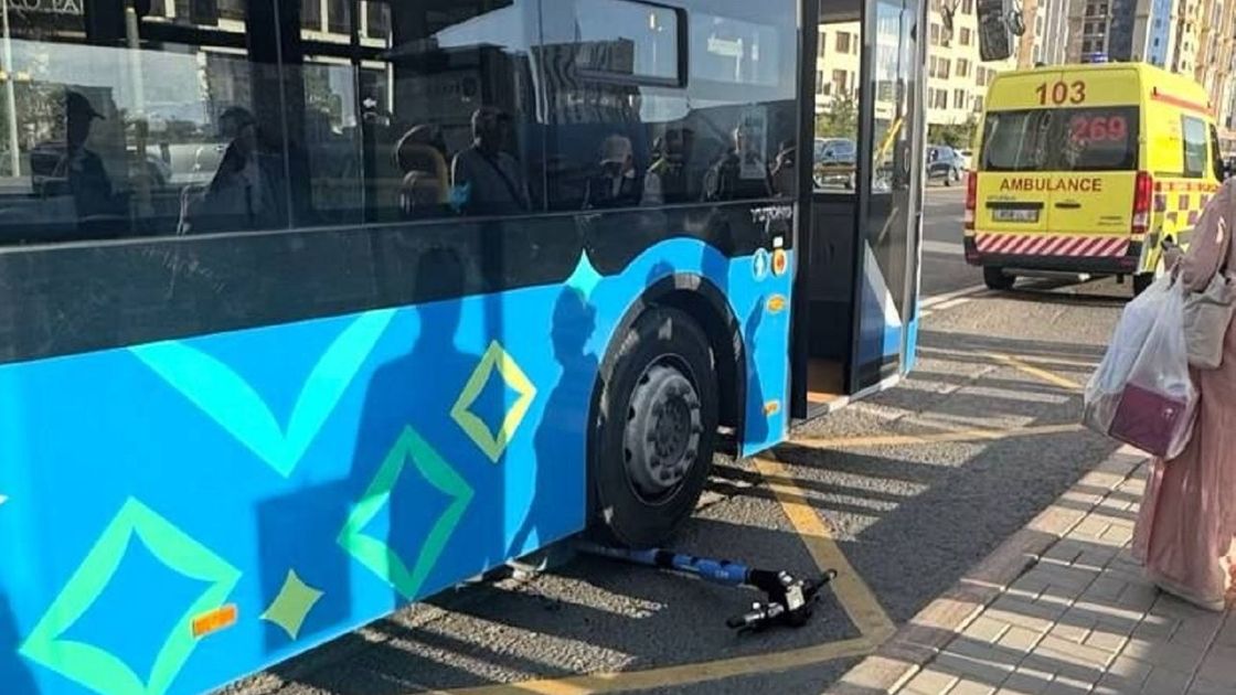 Автобус наехал на самокат