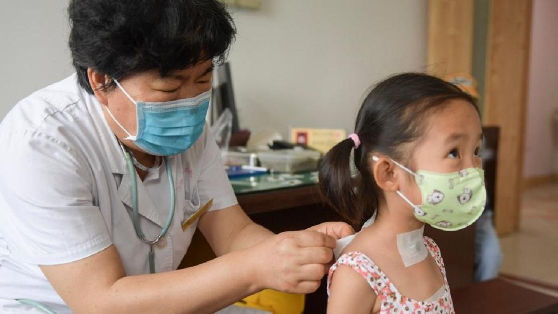 маленькая девочка в маске на приеме у врача