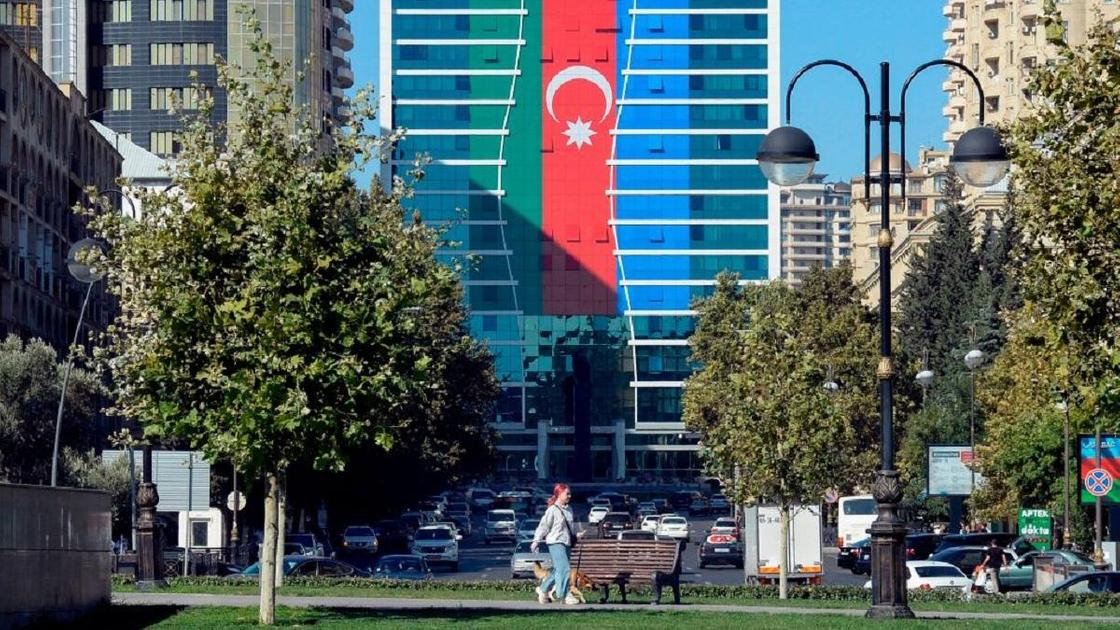 Флаг Азербайджана на здании в Баку