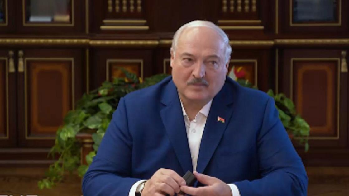 Александр Лукашенко принимает подарок от Трампа