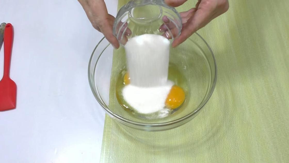 Сахар всыпают в емкость с яйцами