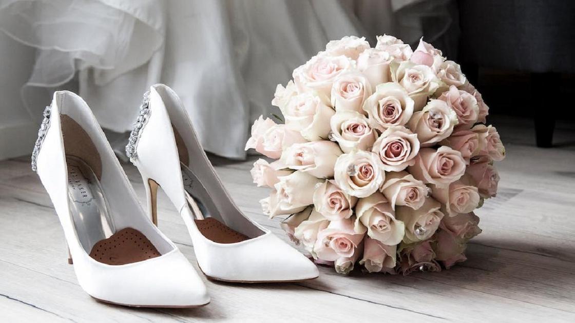 Белые туфли и свадебный букет