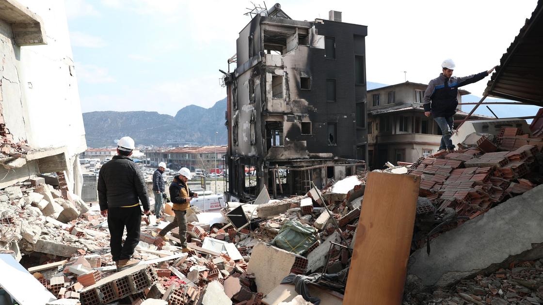 Спасатели на руинах зданий в Турции