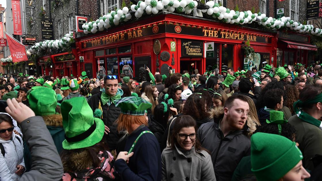 Толпа людей на улицах Дублина в День Святого Патрика