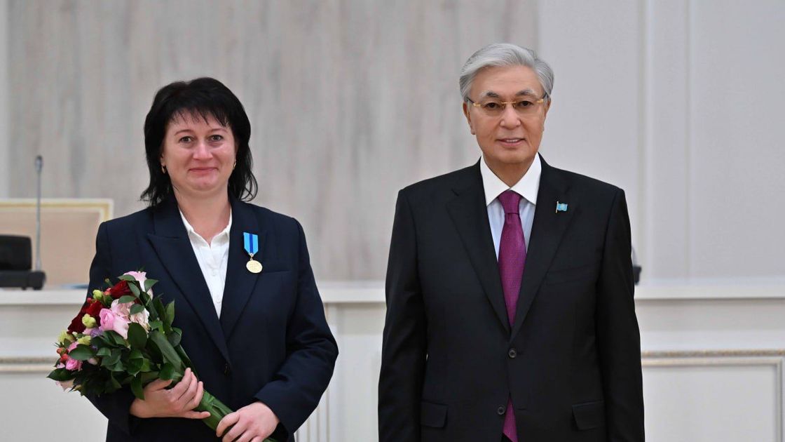 Касым-Жомарт Токаев вручает награды