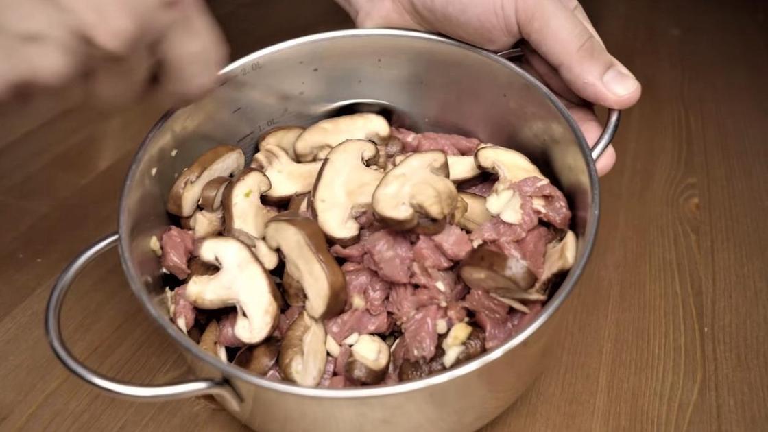 Перемешивание мяса с грибами и маринадом