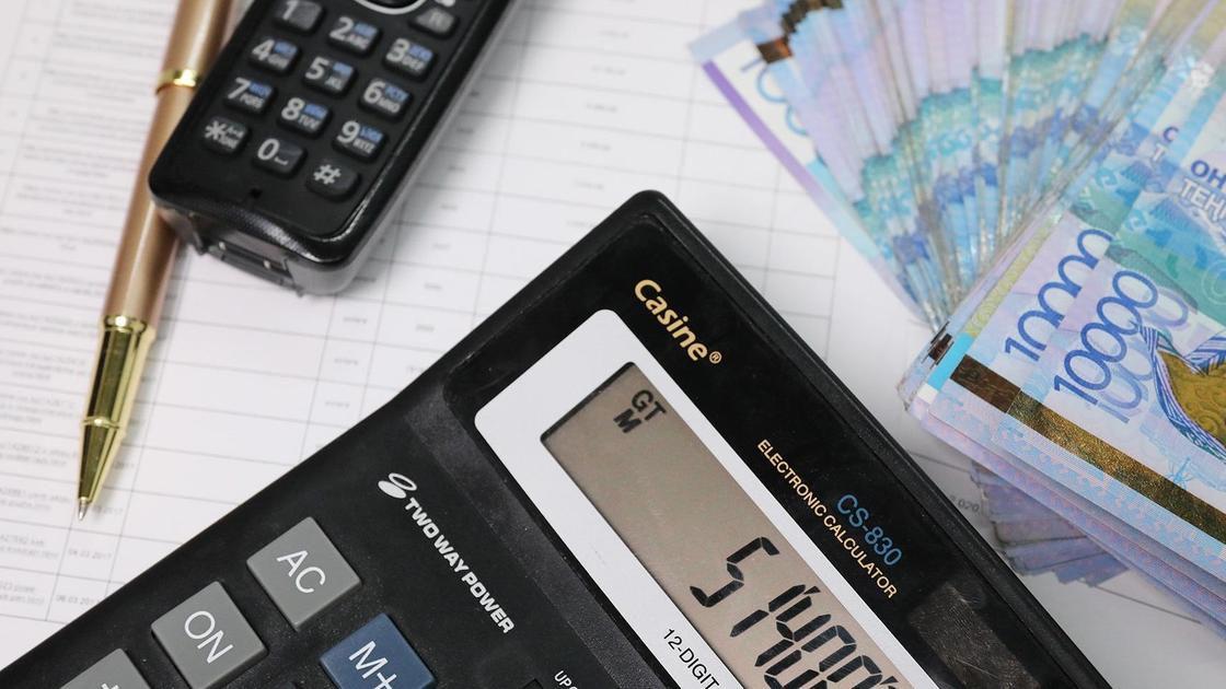 Калькулятор лежит на деньгах