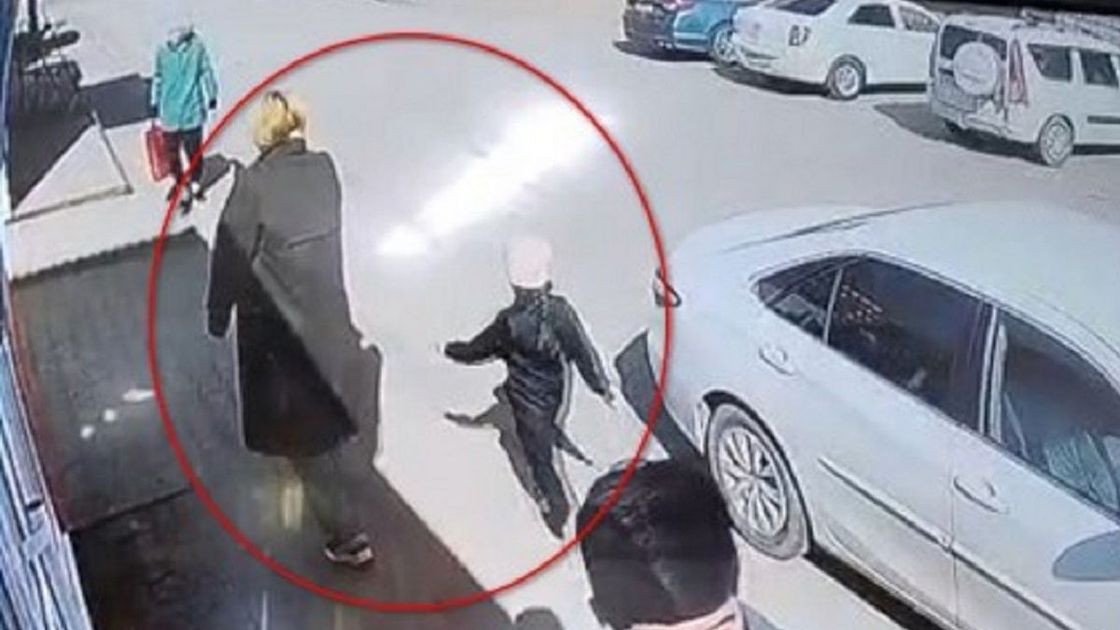 Девушка и девочка