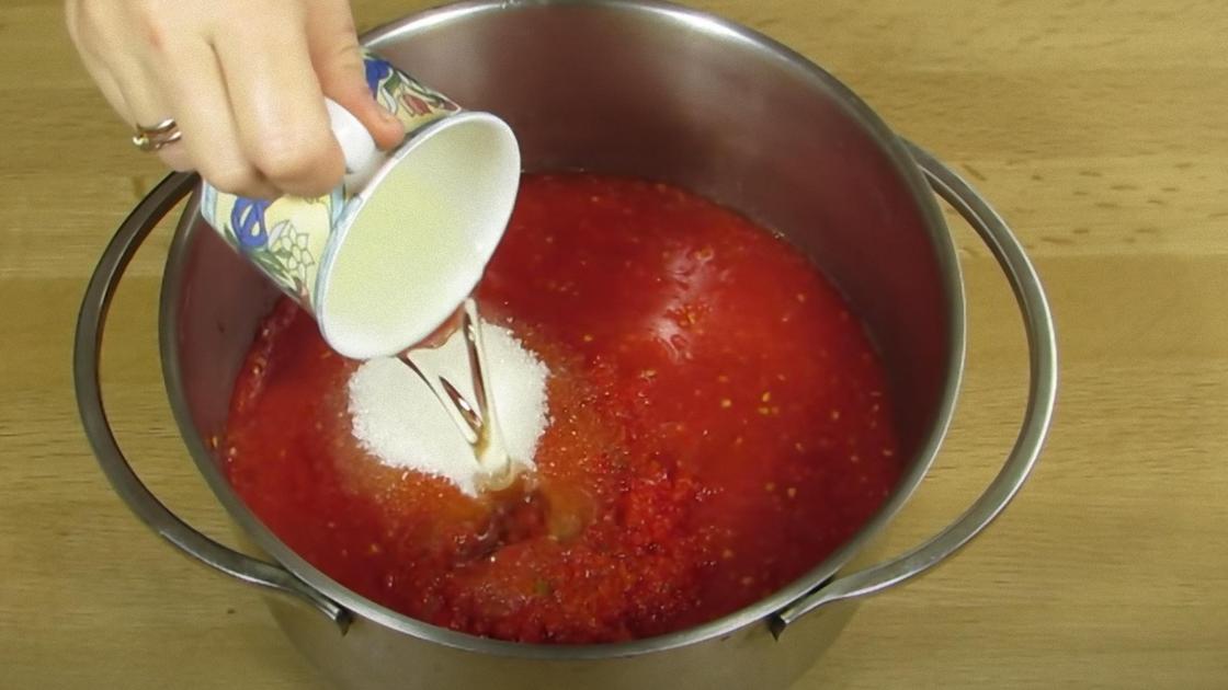 В кастрюлю с перемолотыми томатами заливают растительное масло