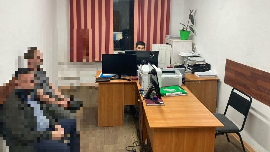 Подозреваемый в кабинете полицейского в Кызылорде