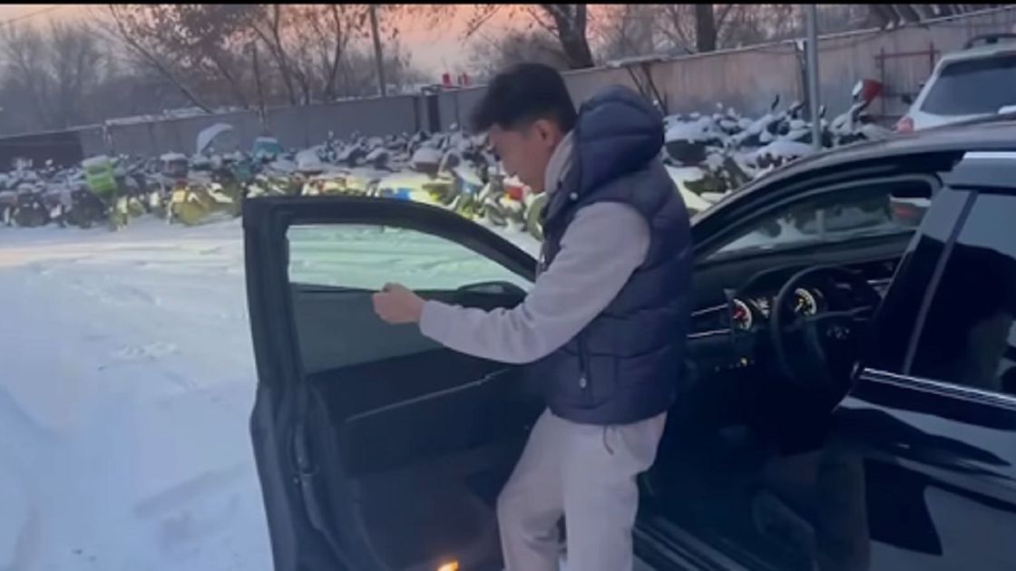 Водитель снимает тонировку со стекол