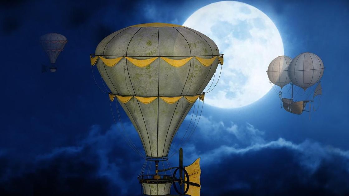Воздушные шары в небе на фоне полной Луны
