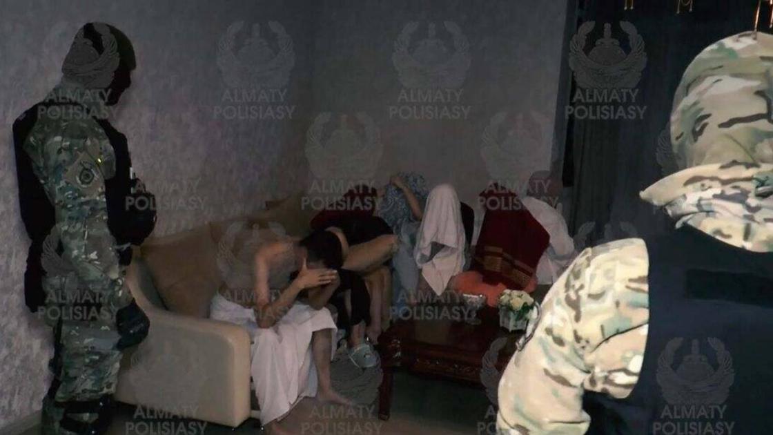Задержанные девушки в особняке Алматы