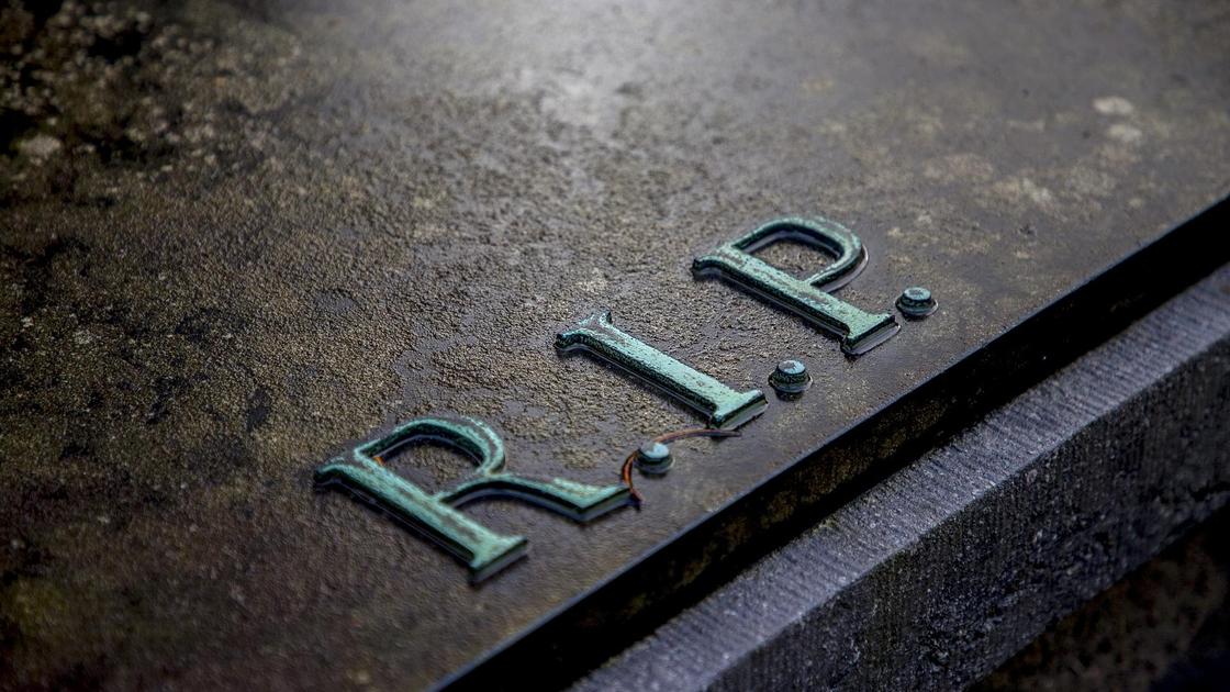 Надгробная доска с буквами R.I.P.