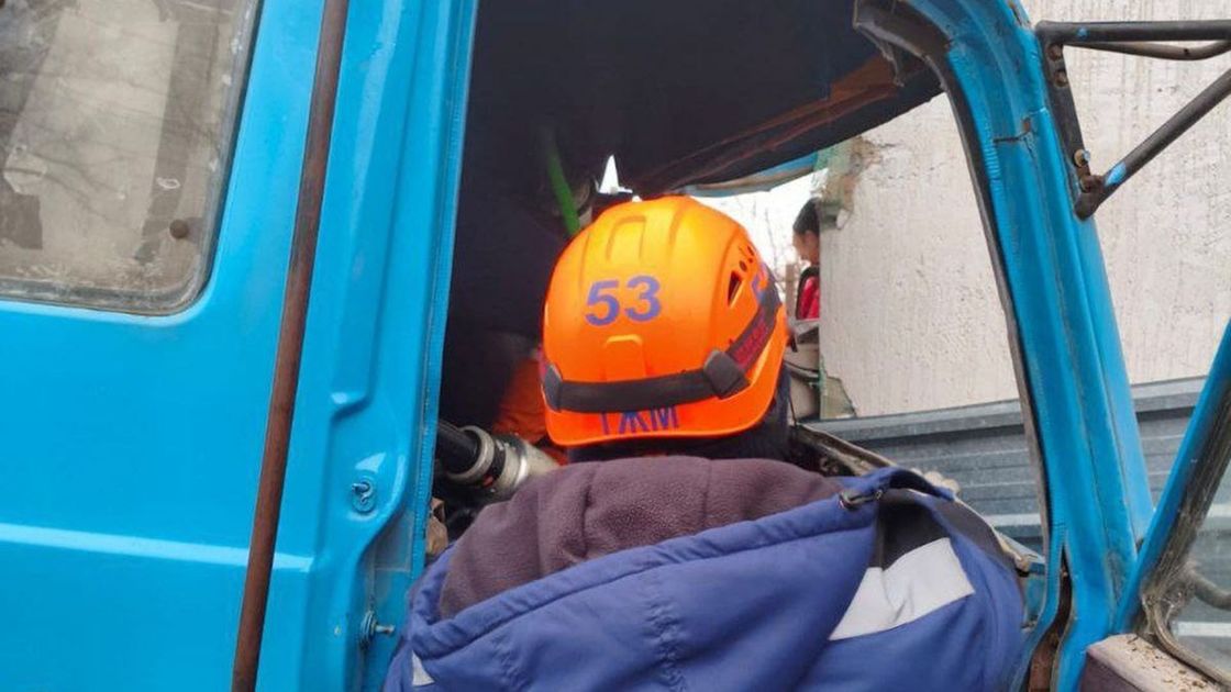 Водителя зажало в кабине автомобиля