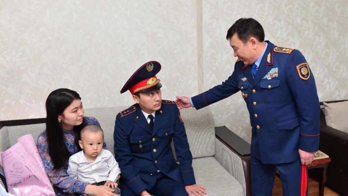 Марат Кожаев и награжденный полицейский с семьей