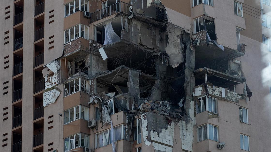 Пострадавший от взрыва жилой дом в Киеве