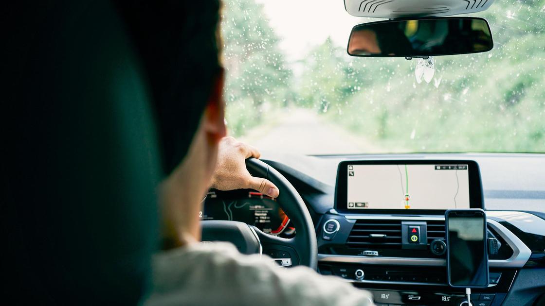 Мужчина-водитель