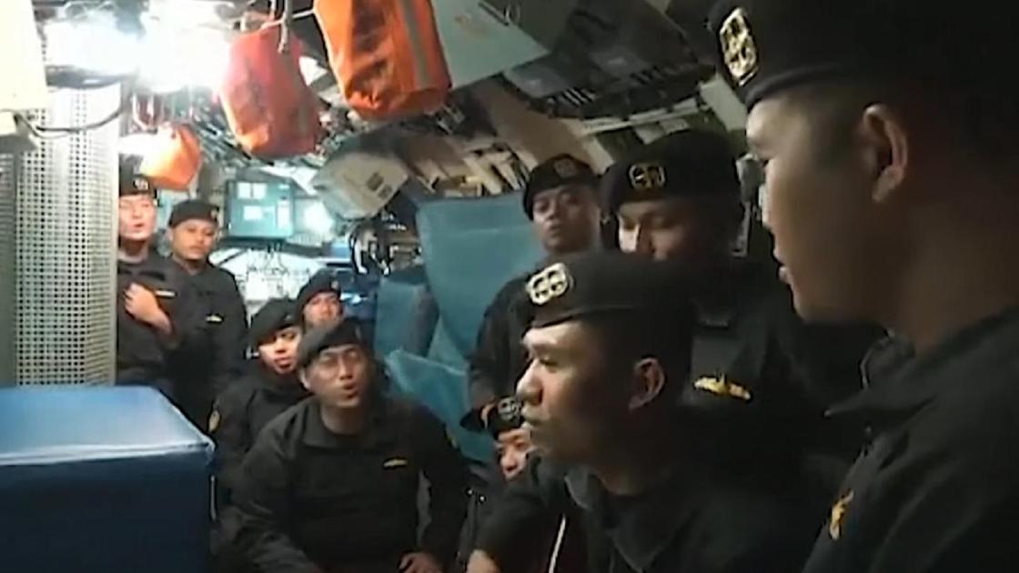Экипаж затонувшей подводной лодки поет песню