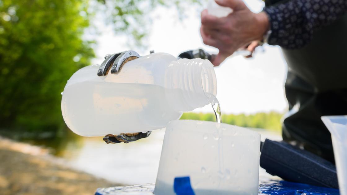 Воду из реки наливают в емкость