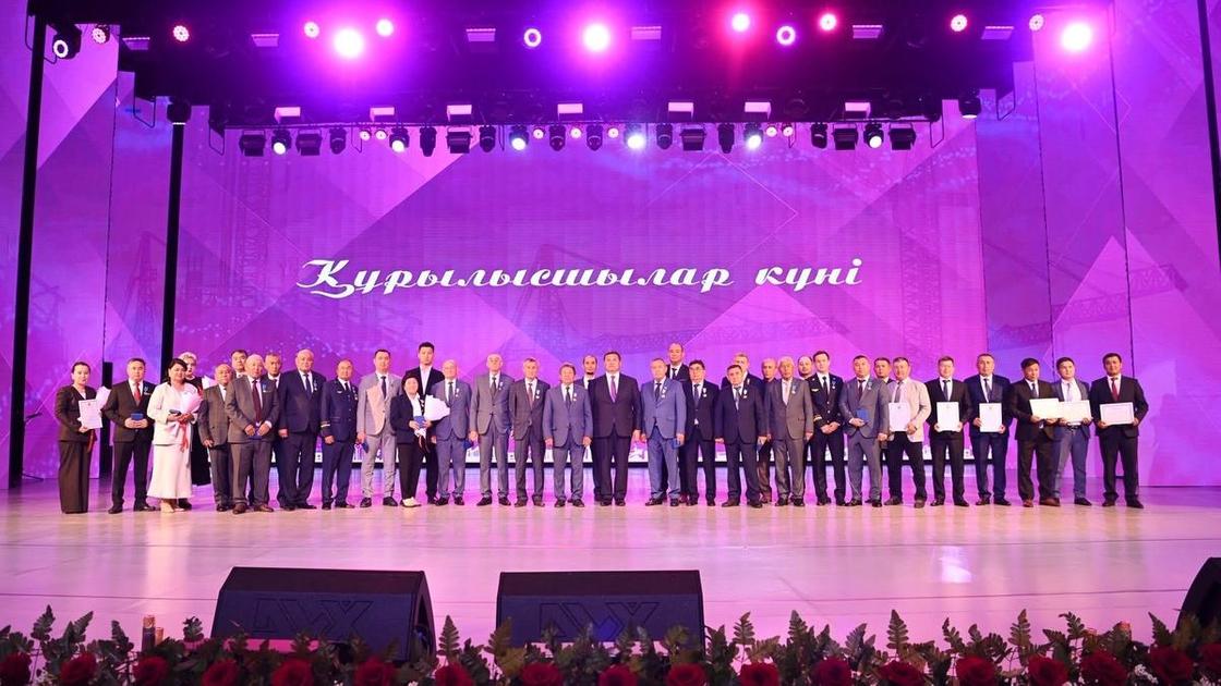Құрылысшыларға құрмет көрсетілді