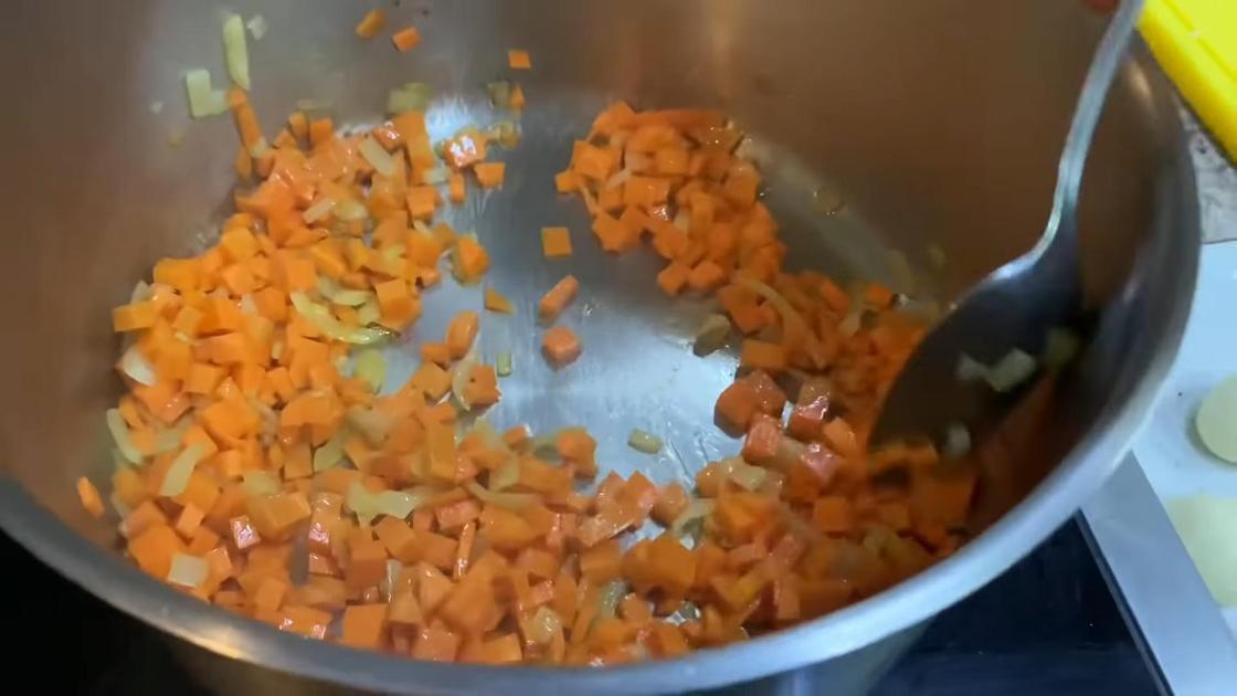 В сотейнике перемешивают нарезанный лук и морковь