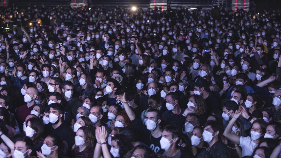 Толпа людей в масках на концерте