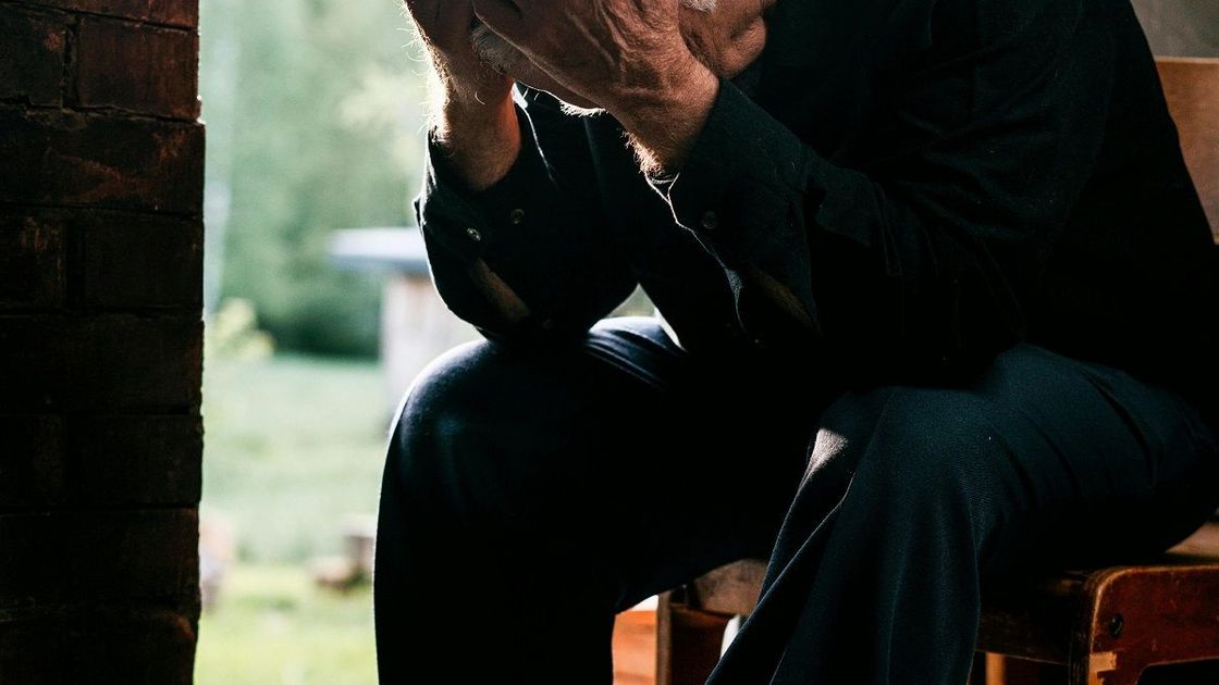 Мужчина держится за голову