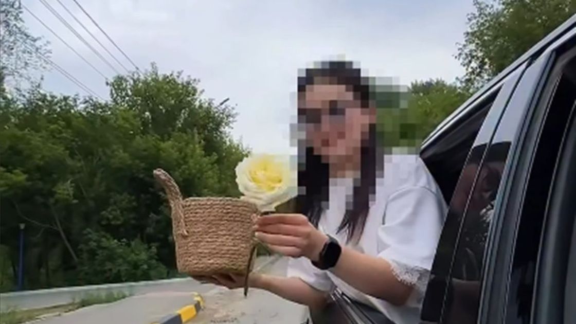 Девушка с цветком